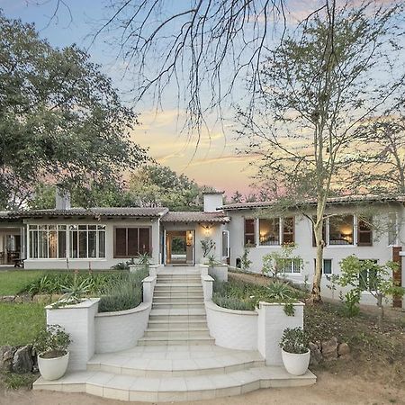 Amberhall Guesthouse ヨハネスブルグ エクステリア 写真