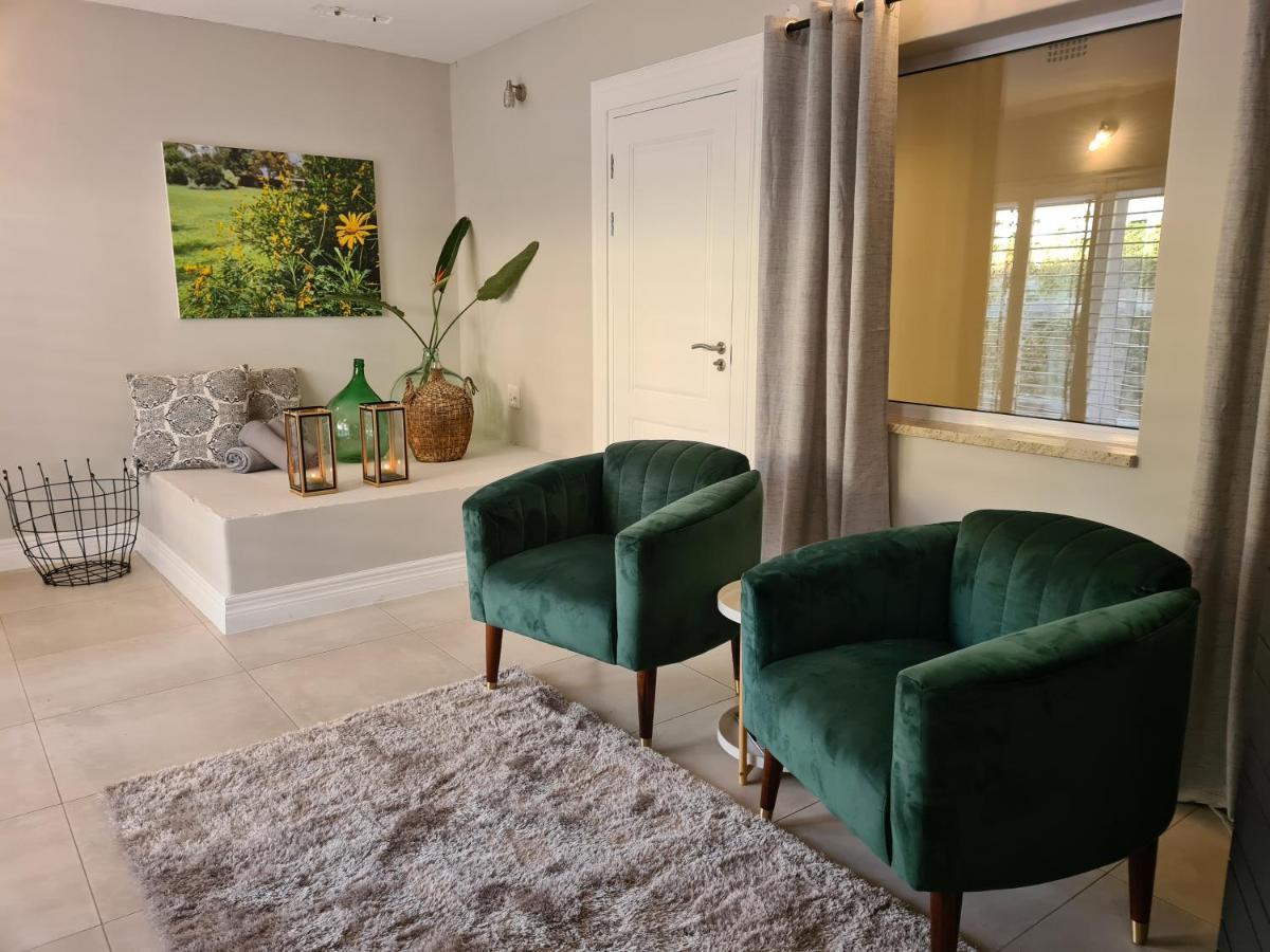 Amberhall Guesthouse ヨハネスブルグ エクステリア 写真