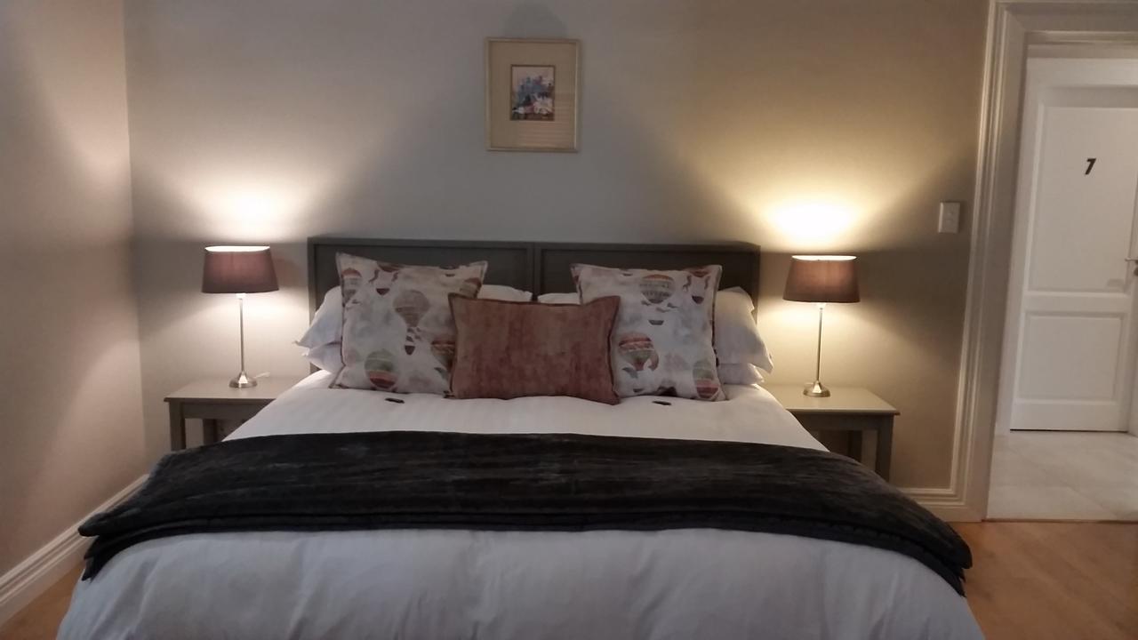 Amberhall Guesthouse ヨハネスブルグ エクステリア 写真